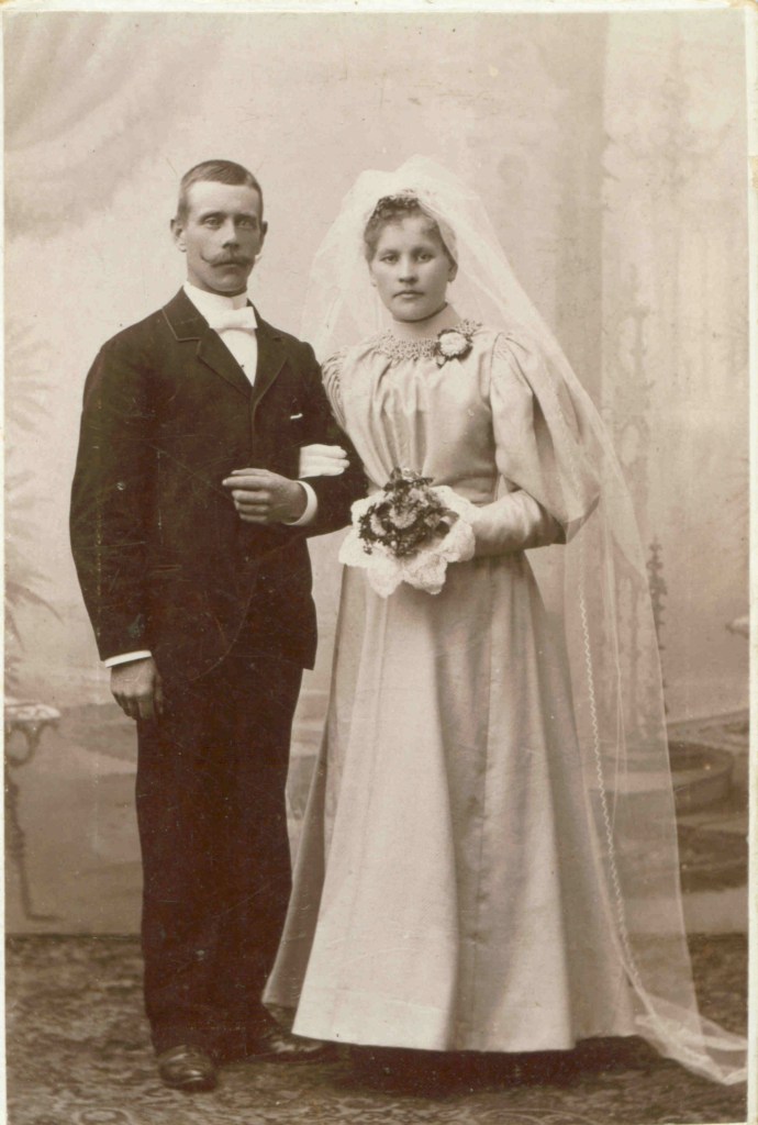 This image has an empty alt attribute; its file name is picwedding1896.jpg